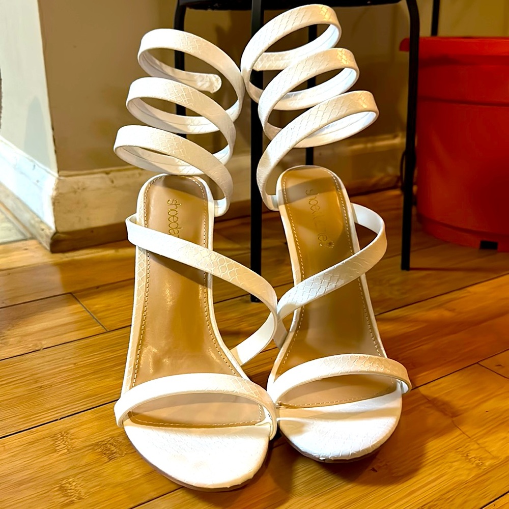Shoe Dazzle, white snake print heels, size 9